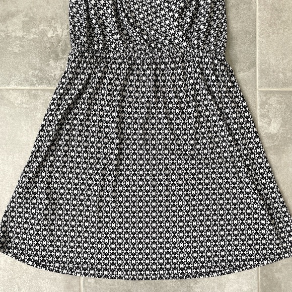 BCBGeneration White & Black Printed Surplice Halter V-Neck Knee Length Dress XS - Picture 3 of 4